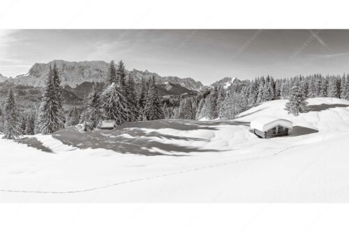 Blick über Winterlandschaft und Wiesmahdstadel zum Wettersteingebirge - Fährte - Seitenverhältnis 2:1 - Viel Schnee am Stadel mit Wetterstein - weitere Infos unter https://www.kriner-weiermann.de