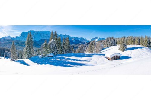 Blick über Winterlandschaft und Wiesmahdstadel zum Wettersteingebirge - Fährte - Seitenverhältnis 3:1 - Viel Schnee am Stadel mit Wetterstein - weitere Infos unter https://www.kriner-weiermann.de