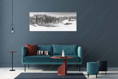 Blick über Winterlandschaft und Wiesmahdstadel zum Wettersteingebirge - Fährte - Größe ca. 175x70cm, Seitenverhältnis 2,5:1 - Viel Schnee am Stadel mit Wetterstein - weitere Infos unter https://www.kriner-weiermann.de