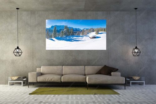 Blick über Winterlandschaft und Wiesmahdstadel zum Wettersteingebirge - Fährte - Größe ca. 200x100cm, Seitenverhältnis 2:1 - Viel Schnee am Stadel mit Wetterstein - weitere Infos unter https://www.kriner-weiermann.de