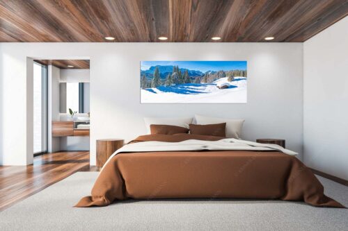 Blick über Winterlandschaft und Wiesmahdstadel zum Wettersteingebirge - Fährte - Größe ca. 200x80cm, Seitenverhältnis 2,5:1 - Viel Schnee am Stadel mit Wetterstein - weitere Infos unter https://www.kriner-weiermann.de