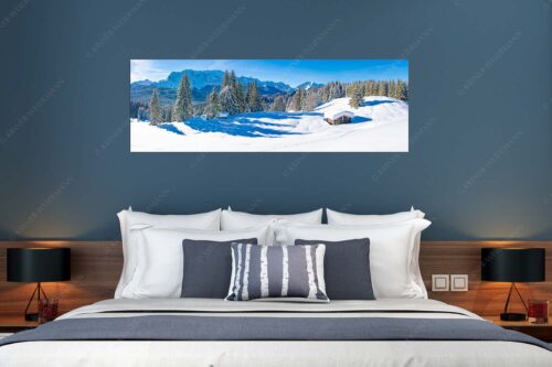 Blick über Winterlandschaft und Wiesmahdstadel zum Wettersteingebirge - Fährte - Größe ca. 180x60cm, Seitenverhältnis 3:1 - Viel Schnee am Stadel mit Wetterstein - weitere Infos unter https://www.kriner-weiermann.de