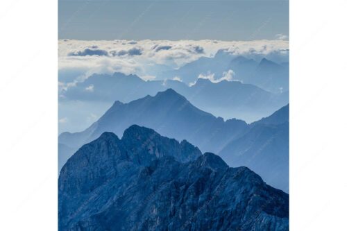 Blick von der Zugspitze über Jubiläumsgrat nach Osten in das Karwendelgebirge - Fernweh - Seitenverhältnis 1:1 - Zugspitzpanorama - weitere Infos unter https://www.kriner-weiermann.de