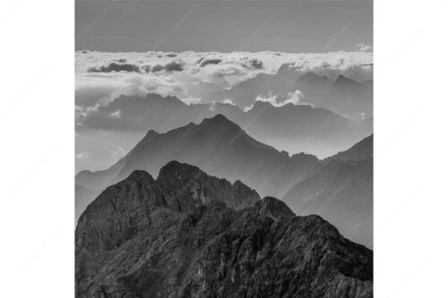 Blick von der Zugspitze über Jubiläumsgrat nach Osten in das Karwendelgebirge - Fernweh - Seitenverhältnis 1:1 - Zugspitzpanorama - weitere Infos unter https://www.kriner-weiermann.de