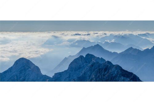 Blick von der Zugspitze über Jubiläumsgrat nach Osten in das Karwendelgebirge - Fernweh - Seitenverhältnis 2,5:1 - Zugspitzpanorama - weitere Infos unter https://www.kriner-weiermann.de