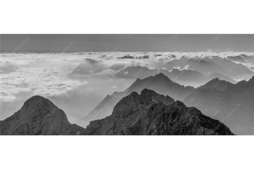 Blick von der Zugspitze über Jubiläumsgrat nach Osten in das Karwendelgebirge - Fernweh - Seitenverhältnis 2,5:1 - Zugspitzpanorama - weitere Infos unter https://www.kriner-weiermann.de