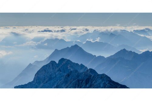 Blick von der Zugspitze über Jubiläumsgrat nach Osten in das Karwendelgebirge - Fernweh - Seitenverhältnis 2:1 - Zugspitzpanorama - weitere Infos unter https://www.kriner-weiermann.de