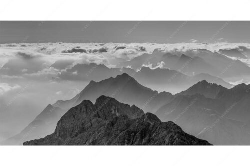 Blick von der Zugspitze über Jubiläumsgrat nach Osten in das Karwendelgebirge - Fernweh - Seitenverhältnis 2:1 - Zugspitzpanorama - weitere Infos unter https://www.kriner-weiermann.de