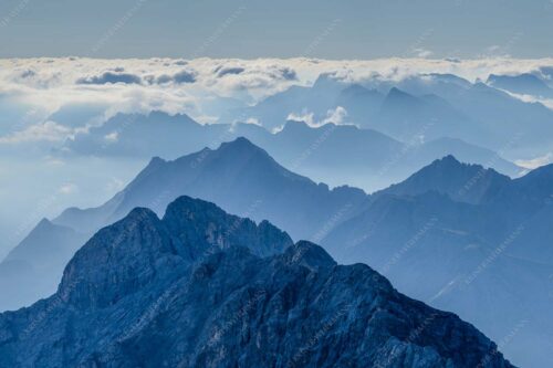 Blick von der Zugspitze über Jubiläumsgrat nach Osten in das Karwendelgebirge - Fernweh - Seitenverhältnis 3:2 - Zugspitzpanorama - weitere Infos unter https://www.kriner-weiermann.de