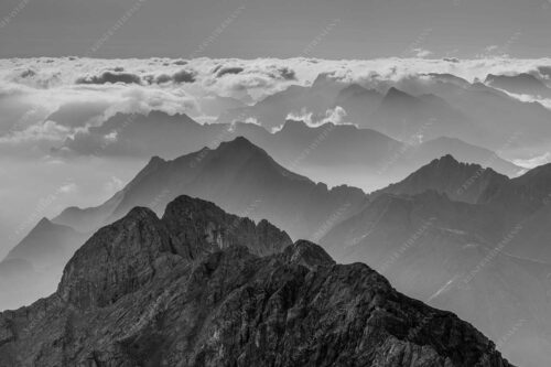 Blick von der Zugspitze über Jubiläumsgrat nach Osten in das Karwendelgebirge - Fernweh - Seitenverhältnis 3:2 - Zugspitzpanorama - weitere Infos unter https://www.kriner-weiermann.de