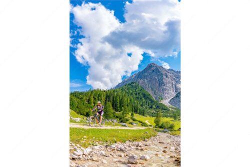 MTB Fahrerin im Halleranger mit Speckkarspitze im Karwendelgebirge - Freudige Abfahrt - Seitenverhältnis 2:3 - Mountainbike Halleranger im Karwendel - weitere Infos unter https://www.kriner-weiermann.de