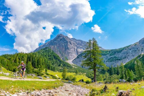 MTB Fahrerin im Halleranger mit Speckkarspitze im Karwendelgebirge - Freudige Abfahrt - Seitenverhältnis 3:2 - Mountainbike Halleranger im Karwendel - weitere Infos unter https://www.kriner-weiermann.de