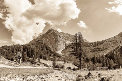 MTB Fahrerin im Halleranger mit Speckkarspitze im Karwendelgebirge - Freudige Abfahrt - Seitenverhältnis 3:2 - Mountainbike Halleranger im Karwendel - weitere Infos unter https://www.kriner-weiermann.de