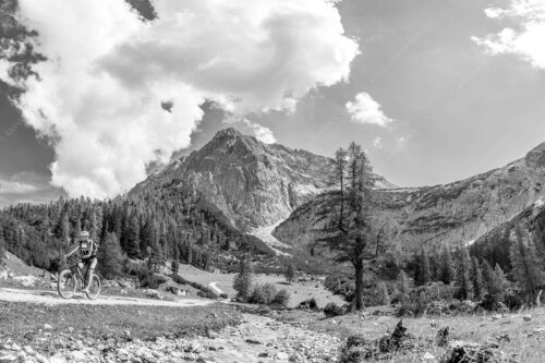 MTB Fahrerin im Halleranger mit Speckkarspitze im Karwendelgebirge - Freudige Abfahrt - Seitenverhältnis 3:2 - Mountainbike Halleranger im Karwendel - weitere Infos unter https://www.kriner-weiermann.de