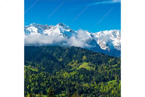 Erstes Grün im Tal und frischer Schnee auf den Bergen im Wettersteingebirge - Frühling und Winter - Seitenverhältnis 1:1 - Dreitorspitzen im Wetterstein - weitere Infos unter https://www.kriner-weiermann.de