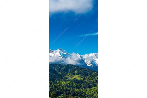 Erstes Grün im Tal und frischer Schnee auf den Bergen im Wettersteingebirge - Frühling und Winter - Seitenverhältnis 1:2 - Dreitorspitzen im Wetterstein - weitere Infos unter https://www.kriner-weiermann.de