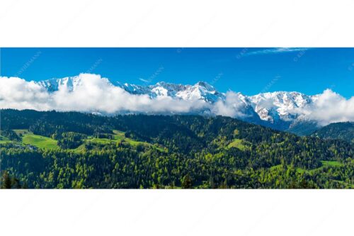 Erstes Grün im Tal und frischer Schnee auf den Bergen im Wettersteingebirge - Frühling und Winter - Seitenverhältnis 2,5:1 - Dreitorspitzen im Wetterstein - weitere Infos unter https://www.kriner-weiermann.de