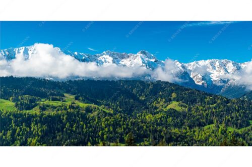 Erstes Grün im Tal und frischer Schnee auf den Bergen im Wettersteingebirge - Frühling und Winter - Seitenverhältnis 2:1 - Dreitorspitzen im Wetterstein - weitere Infos unter https://www.kriner-weiermann.de