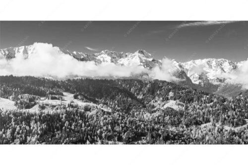 Erstes Grün im Tal und frischer Schnee auf den Bergen im Wettersteingebirge - Frühling und Winter - Seitenverhältnis 2:1 - Dreitorspitzen im Wetterstein - weitere Infos unter https://www.kriner-weiermann.de