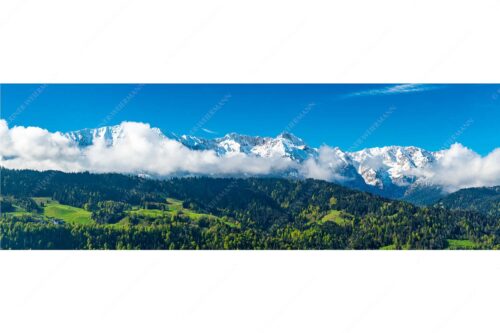 Erstes Grün im Tal und frischer Schnee auf den Bergen im Wettersteingebirge - Frühling und Winter - Seitenverhältnis 3:1 - Dreitorspitzen im Wetterstein - weitere Infos unter https://www.kriner-weiermann.de