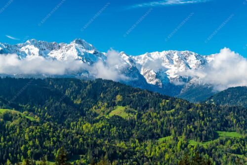 Erstes Grün im Tal und frischer Schnee auf den Bergen im Wettersteingebirge - Frühling und Winter - Seitenverhältnis 3:2 - Dreitorspitzen im Wetterstein - weitere Infos unter https://www.kriner-weiermann.de