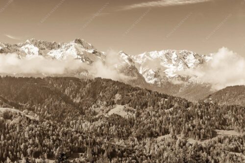 Erstes Grün im Tal und frischer Schnee auf den Bergen im Wettersteingebirge - Frühling und Winter - Seitenverhältnis 3:2 - Dreitorspitzen im Wetterstein - weitere Infos unter https://www.kriner-weiermann.de