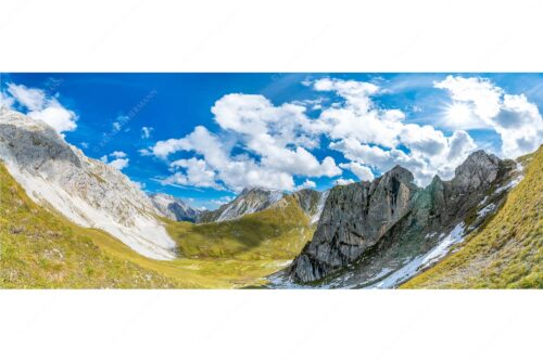 Bergsteiger mit Blick aufs Gatterl und kleinem Wanner im Wettersteingenbirge - Gatterlblick - Seitenverhältnis 2,5:1 - Gatterl und Hochwanner im Wetterstein - weitere Infos unter https://www.kriner-weiermann.de