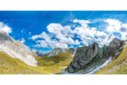 Bergsteiger mit Blick aufs Gatterl und kleinem Wanner im Wettersteingenbirge - Gatterlblick - Seitenverhältnis 2:1 - Gatterl und Hochwanner im Wetterstein - weitere Infos unter https://www.kriner-weiermann.de