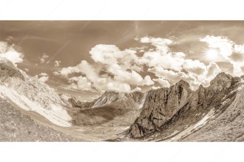 Bergsteiger mit Blick aufs Gatterl und kleinem Wanner im Wettersteingenbirge - Gatterlblick - Seitenverhältnis 2:1 - Gatterl und Hochwanner im Wetterstein - weitere Infos unter https://www.kriner-weiermann.de