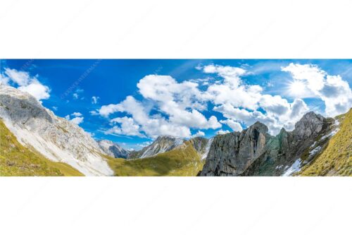 Bergsteiger mit Blick aufs Gatterl und kleinem Wanner im Wettersteingenbirge - Gatterlblick - Seitenverhältnis 3:1 - Gatterl und Hochwanner im Wetterstein - weitere Infos unter https://www.kriner-weiermann.de