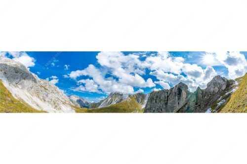 Bergsteiger mit Blick aufs Gatterl und kleinem Wanner im Wettersteingenbirge - Gatterlblick - Seitenverhältnis 4:1 - Gatterl und Hochwanner im Wetterstein - weitere Infos unter https://www.kriner-weiermann.de