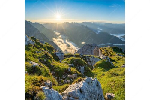 Blick von der Gehrenspitze im Wetterstein übers Leutaschtal in den Sonnenaufgang - Gehrenspitzmorgen - Seitenverhältnis 1:1 - Gehrenspitze mit Leutaschtal - weitere Infos unter https://www.kriner-weiermann.de