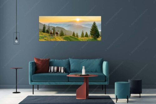 Jungvieh auf der Wallgauer Alm im Estergebirge mit Blick zur Benediktenwand bei Sonnenaufgang - Guten Morgen - Größe ca. 175x70cm, Seitenverhältnis 2,5:1 - Junge Rinder auf der Wallgaueralm - weitere Infos unter https://www.kriner-weiermann.de