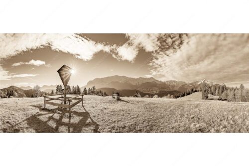 Wegkreuz mit Blick auf Karwendel- und Wettersteingebirge - Herrgot im Paradies III - Seitenverhältnis 2,5:1 - Feldkreuz mit Eckbauer und Wetterstein - weitere Infos unter https://www.kriner-weiermann.de