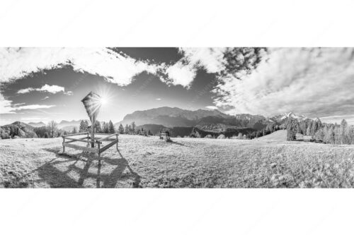 Wegkreuz mit Blick auf Karwendel- und Wettersteingebirge - Herrgot im Paradies III - Seitenverhältnis 2,5:1 - Feldkreuz mit Eckbauer und Wetterstein - weitere Infos unter https://www.kriner-weiermann.de