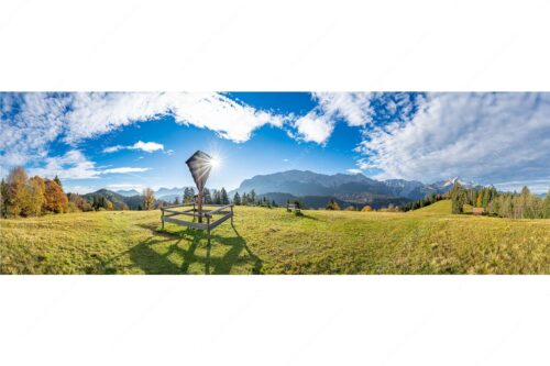 Wegkreuz mit Blick auf Karwendel- und Wettersteingebirge - Herrgot im Paradies III - Seitenverhältnis 3:1 - Feldkreuz mit Eckbauer und Wetterstein - weitere Infos unter https://www.kriner-weiermann.de