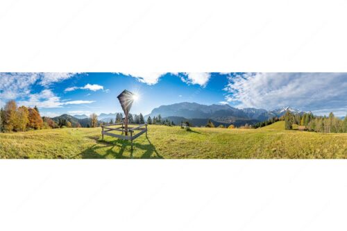 Wegkreuz mit Blick auf Karwendel- und Wettersteingebirge - Herrgot im Paradies III - Seitenverhältnis 4:1 - Feldkreuz mit Eckbauer und Wetterstein - weitere Infos unter https://www.kriner-weiermann.de