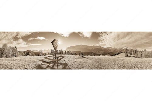 Wegkreuz mit Blick auf Karwendel- und Wettersteingebirge - Herrgot im Paradies III - Seitenverhältnis 4:1 - Feldkreuz mit Eckbauer und Wetterstein - weitere Infos unter https://www.kriner-weiermann.de