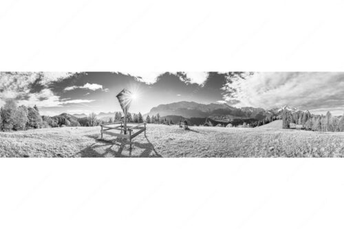 Wegkreuz mit Blick auf Karwendel- und Wettersteingebirge - Herrgot im Paradies III - Seitenverhältnis 4:1 - Feldkreuz mit Eckbauer und Wetterstein - weitere Infos unter https://www.kriner-weiermann.de