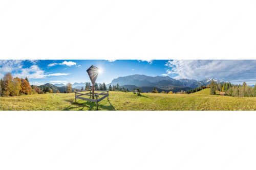 Wegkreuz mit Blick auf Karwendel- und Wettersteingebirge - Herrgot im Paradies III - Seitenverhältnis 5:1 - Feldkreuz mit Eckbauer und Wetterstein - weitere Infos unter https://www.kriner-weiermann.de