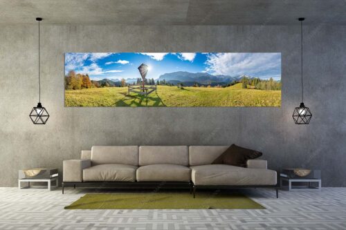 Wegkreuz mit Blick auf Karwendel- und Wettersteingebirge - Herrgot im Paradies III - Größe ca. 320x80cm, Seitenverhältnis 4:1 - Feldkreuz mit Eckbauer und Wetterstein - weitere Infos unter https://www.kriner-weiermann.de