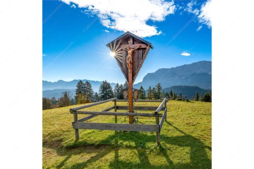 Wegkreuz mit Blicxk auf Karwedenl- und Wettersteingebirge - Herrgot im Paradies - Seitenverhältnis 1:1 - Wegkreuz am Wamberg mit Wetterstein - weitere Infos unter https://www.kriner-weiermann.de