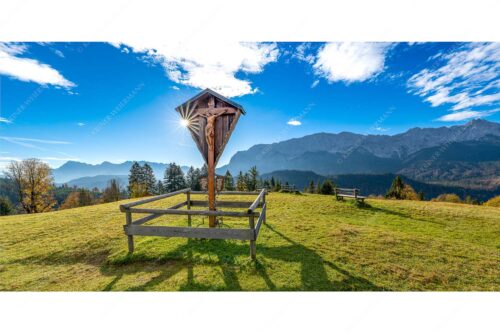 Wegkreuz mit Blicxk auf Karwedenl- und Wettersteingebirge - Herrgot im Paradies - Seitenverhältnis 2:1 - Wegkreuz am Wamberg mit Wetterstein - weitere Infos unter https://www.kriner-weiermann.de