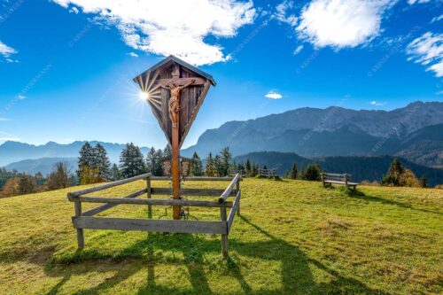 Wegkreuz mit Blicxk auf Karwedenl- und Wettersteingebirge - Herrgot im Paradies - Seitenverhältnis 3:2 - Wegkreuz am Wamberg mit Wetterstein - weitere Infos unter https://www.kriner-weiermann.de