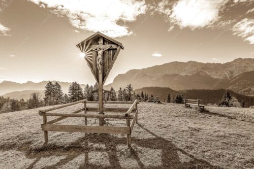 Wegkreuz mit Blicxk auf Karwedenl- und Wettersteingebirge - Herrgot im Paradies - Seitenverhältnis 3:2 - Wegkreuz am Wamberg mit Wetterstein - weitere Infos unter https://www.kriner-weiermann.de