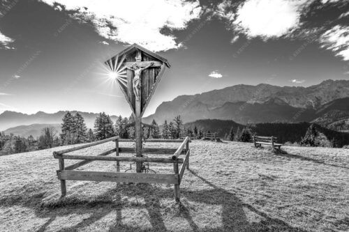 Wegkreuz mit Blicxk auf Karwedenl- und Wettersteingebirge - Herrgot im Paradies - Seitenverhältnis 3:2 - Wegkreuz am Wamberg mit Wetterstein - weitere Infos unter https://www.kriner-weiermann.de