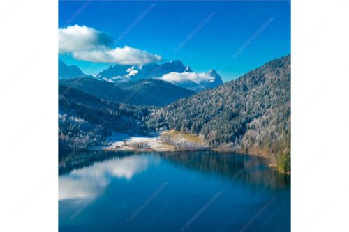 Erster Schnee am Barmsee mit Blick zum Zugspitzmassiv - Hinterm Barmsee - Seitenverhältnis 1:1 - Alpspitze Zugspitze und Waxenstein - weitere Infos unter https://www.kriner-weiermann.de