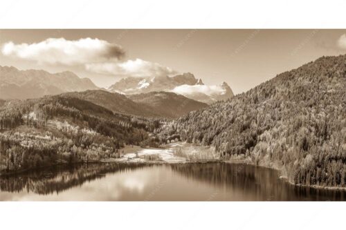 Erster Schnee am Barmsee mit Blick zum Zugspitzmassiv - Hinterm Barmsee - Seitenverhältnis 2:1 - Alpspitze Zugspitze und Waxenstein - weitere Infos unter https://www.kriner-weiermann.de