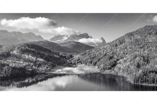 Erster Schnee am Barmsee mit Blick zum Zugspitzmassiv - Hinterm Barmsee - Seitenverhältnis 2:1 - Alpspitze Zugspitze und Waxenstein - weitere Infos unter https://www.kriner-weiermann.de