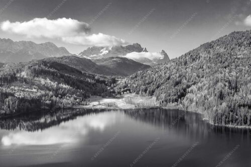 Erster Schnee am Barmsee mit Blick zum Zugspitzmassiv - Hinterm Barmsee - Seitenverhältnis 3:2 - Alpspitze Zugspitze und Waxenstein - weitere Infos unter https://www.kriner-weiermann.de